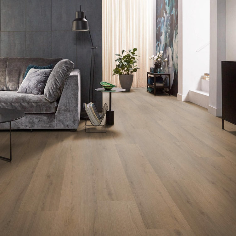 lichte beige eiken vloer met brede planken en subtiele houtnerfstructuur in moderne woonkamer met grijze bank en zwarte lamp
