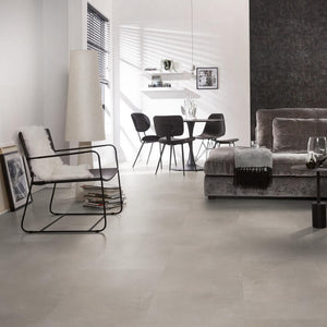 tegellook vloer in grote rechthoekige platen met een natuursteenstructuur in licht grijs taupe kleur met subtiele golvende strepen en een matte afwerking