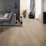 lichte beige eiken vloer met brede planken en een subtiele houtnerfstructuur in een modern woonkamerinterieur met grijze stoffen bank en zwarte staande lamp
