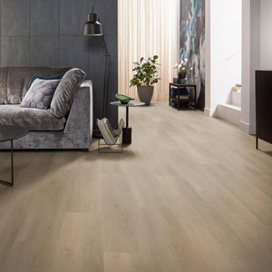 licht beige eiken vloer met fijne houtnerfstructuur en brede planken in horizontaal patroon