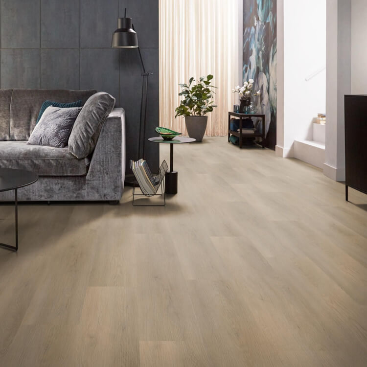lichte beige eiken vloer met brede planken en een subtiele houtstructuur in een moderne woonkamer met grijs stoffen bank en zwart metalen vloerlamp
