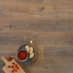 licht bruin eiken vloer met subtiel knoestig houtstructuur en brede planken in mate afwerking