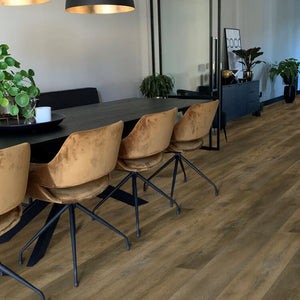 licht grijs bruin eiken vloer met rechte brede planken en een natuurlijke houtnerfstructuur met subtiele knoesten