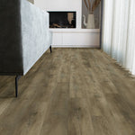 rustieke vloer in licht grijs bruin eiken met brede planken en natuurlijke houtstructuur in moderne woonkamer met lichtgrijze bank en open haard