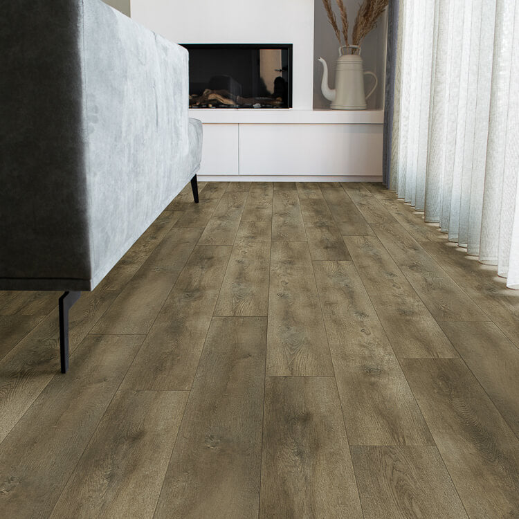 rustieke vloer in licht grijs bruin eiken met brede planken en natuurlijke houtstructuur in moderne woonkamer met lichtgrijze bank en open haard