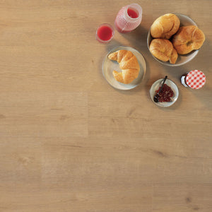 lichte beige eiken vloer met subtiele houtstructuur en matte afwerking, rechte planken zonder patroon zichtbaar