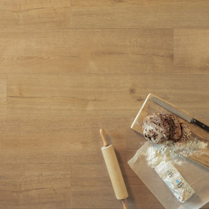 licht beige eiken vloer met brede planken en subtiele houtnerfstructuur in rechte lijn gelegd