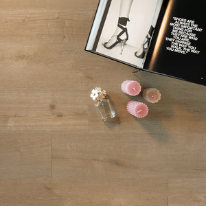 licht beige eiken vloer met brede planken en subtiele houtstructuur met natuurlijke knoesten en nerfpatroon