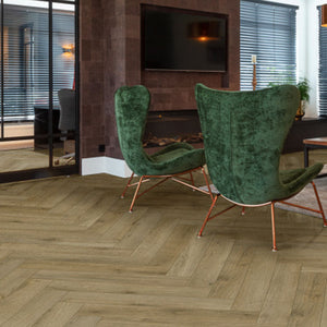 lichte beige eiken visgraatvloer met subtiele houtnervestructuur en sporadische donkere noesten