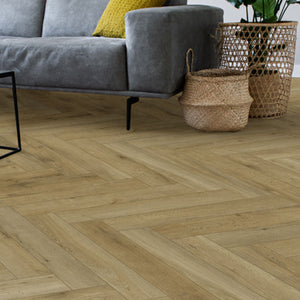 licht beige eiken vloer met visgraat patroon en subtiele houtnerfstructuur