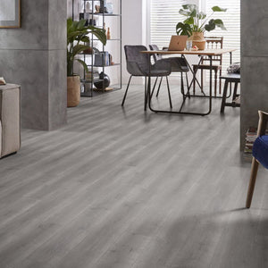 licht grijs eiken vloer met brede planken en subtiele houtnerfstructuur in een matte afwerking