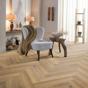 licht beige eiken vloer in visgraatmotief met subtiele houtnerfstructuur en brede planken