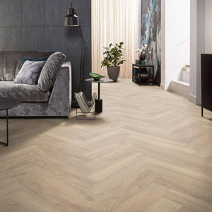 licht eiken visgraatvloer met subtiele houtstructuur en brede planken in zachte beige tinten