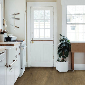 lichte beige eiken vloer met een fijne houtstructuur en brede planken in horizontaal gelegd patroon