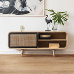 licht beige eiken vloer met brede planken en subtiele houtnerf structuur, strak modern interieur met laagstaand houten dressoir en decoratieve planten en accessoires