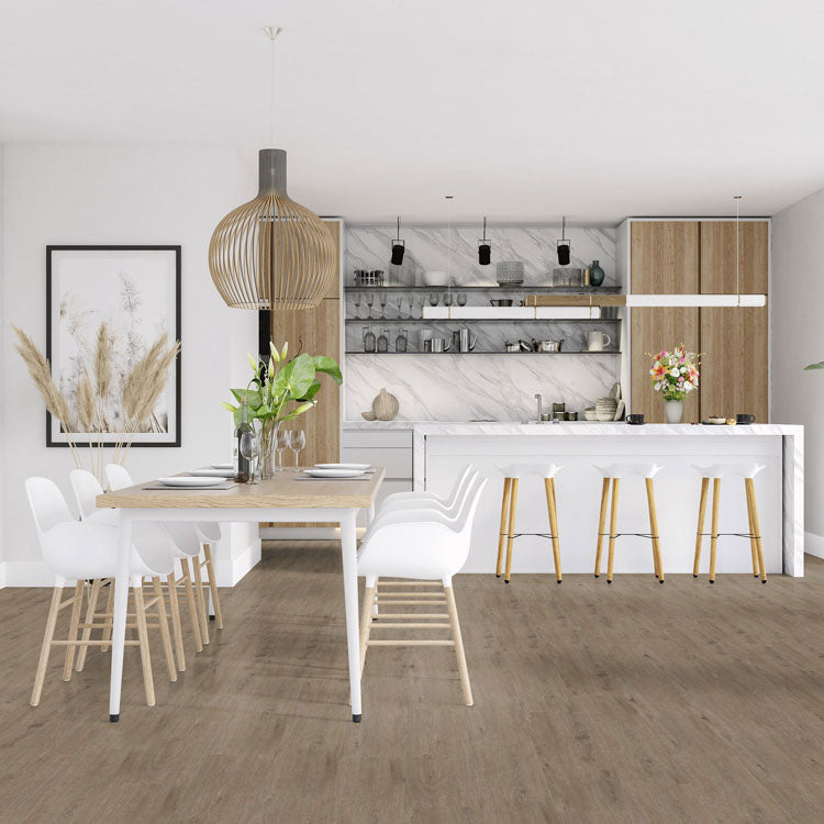 lichte beige eiken vloer met brede planken in rechte lijn gelegd in moderne open keuken en eetkamer met wit meubilair, marmer en hout accenten