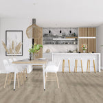 lichte eiken vloer met een rechte plankstructuur in een natuurlijke, lichte taupe kleur in een moderne keuken- en eetkameromgeving met wit en houtaccenten