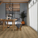lichte beige eiken vloer met brede planken en subtiele houtnerfstructuur in moderne eetkamer met robuuste houten tafel en banken, grote ramen met lichtgrijze gordijnen en zwarte stalen deurposten