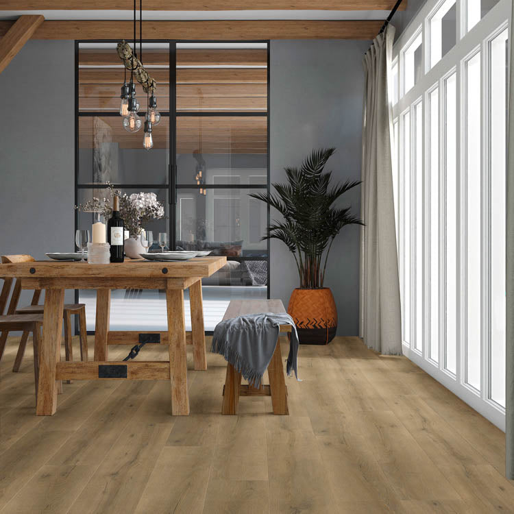 lichte beige eiken vloer met brede planken en subtiele houtnerfstructuur in moderne eetkamer met robuuste houten tafel en banken, grote ramen met lichtgrijze gordijnen en zwarte stalen deurposten