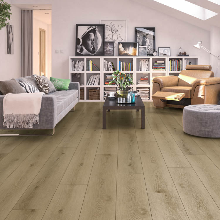 lichte beige eiken vloer met brede planken en subtiele houtnerfstructuur in een moderne zithoek met grijze bank, leren fauteuil en zwarte salontafel