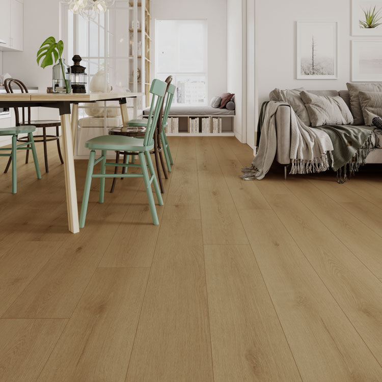 licht beige eiken vloer met brede planken en subtiele houtstructuur in een lichte, natuurlijke woonkamer met groen geschilderde houten stoelen en een lichte eettafel naast een comfortabele bank met zachte grijze en beige dekens
