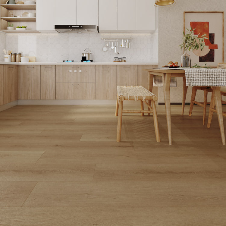 lichte beige eiken vloer met brede planken en subtiele houtnerfstructuur in een moderne keuken met lichte houten kasten en naturel houten meubelen