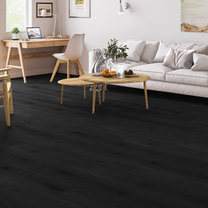 donkergrijs eiken vloer met een matte structuur en brede planken in een recht gelegd patroon