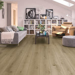 lichte beige eiken vloer met brede planken en natuurlijke houtstructuur in moderne woonkamer met grijze bank en lichte leren fauteuil