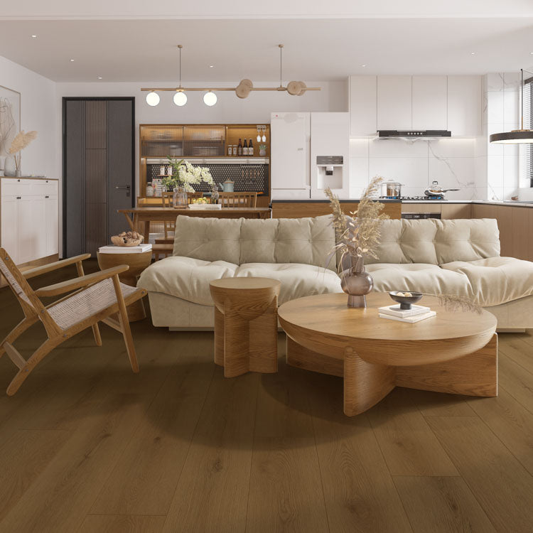 donker bruin eiken vloer met brede planken en fijne houtnerfstructuur in moderne woonkamer met lichte beige bank en houten meubels