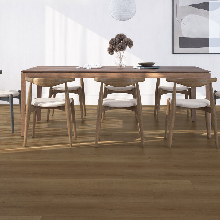 licht bruine vloer met brede planken in houtnerfstructuur, moderne eetkamer met houten tafel en stoelen, lichte voorkant met zonneschijn en witte muur met abstract schilderij