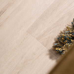licht beige eiken vloer met subtiele houtnerfstructuur en een donkere knoop in het midden