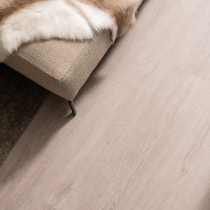 licht beige vloer met subtiele houtstructuur en fijne nerf, effen kleur zonder duidelijk patroon zichtbaar