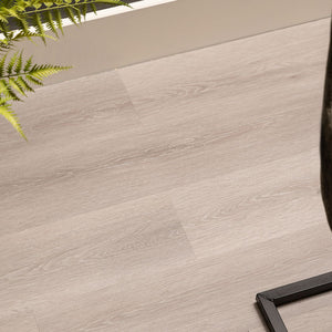 licht beige eiken vloer met fijne houtnerfstructuur en subtiele knoesten in een matte afwerking