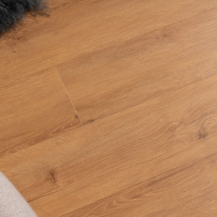 lichte eiken vloer met brede planken en fijne houtnerfstructuur, warme natuurlijke kleur met subtiele noesten