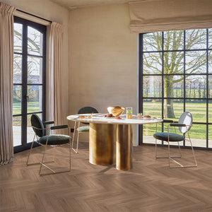 licht eiken visgraatvloer met een fijne houtstructuur en natuurlijke knoesten in een warme beige tint