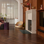 donker bruin eiken vloer met visgraat patroon in moderne woonkamer met open haard en warme houten wandafwerking