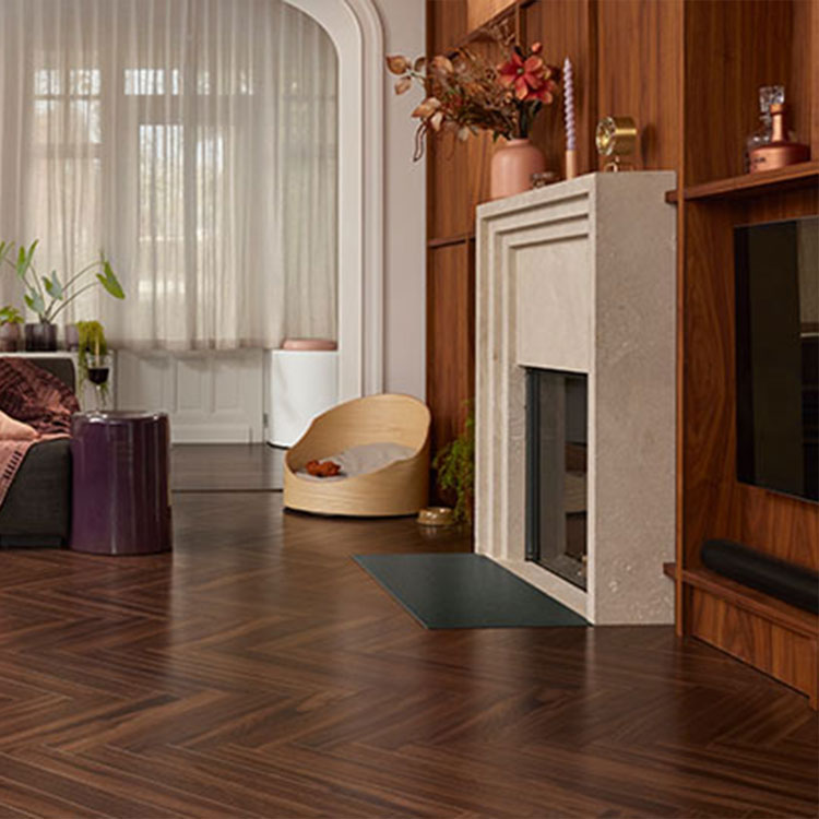 donker bruin eiken vloer met visgraat patroon in moderne woonkamer met open haard en warme houten wandafwerking