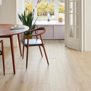 licht beige eiken vloer met zachte houtstructuur en natuurlijke noesten in brede planken
