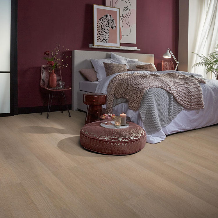 lichte beige eiken vloer met brede planken en subtiele houtnerfstructuur in een moderne slaapkamer met bordeauxrode wand en neutrale sfeervolle inrichting
