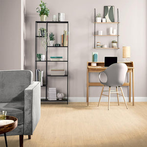 lichte beige eiken vloer met rechte langwerpige planken en subtiele houtnerfstructuur met enkele noesten