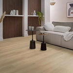 lichte vloer in beige eiken houtlook met brede planken en subtiele houtnerfstructuur in een moderne woonkamer met beige stoffen bank en zwarte metalen bijzettafels