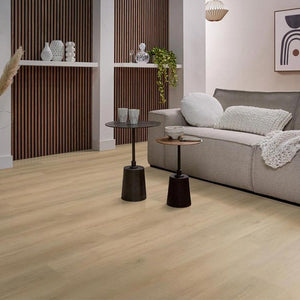 licht beige eiken vloer met brede planken en subtiele houtnerfstructuur zonder opvallende patronen