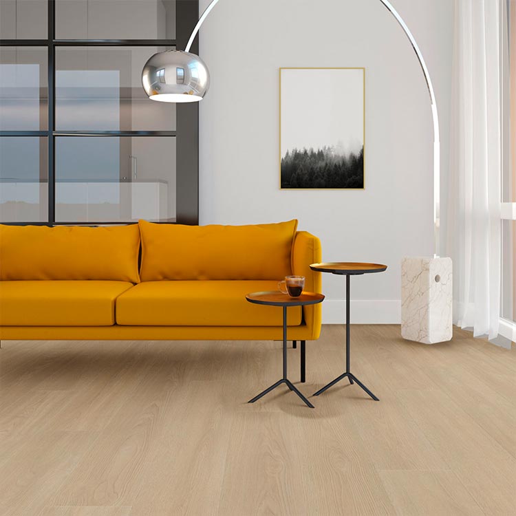 lichte beige eiken vloer met brede planken en subtiele houtstructuur in moderne woonkamer met mosterdgele bank en metalen bijzettafels met houten blad