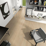 licht eiken vloer met brede planken en subtiele houtnerfstructuur in strak modern interieur met grijze stoel en minimalistische wanddecoratie