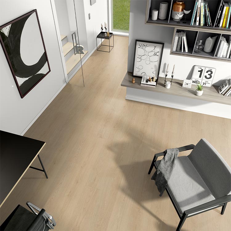 licht eiken vloer met brede planken en subtiele houtnerfstructuur in strak modern interieur met grijze stoel en minimalistische wanddecoratie