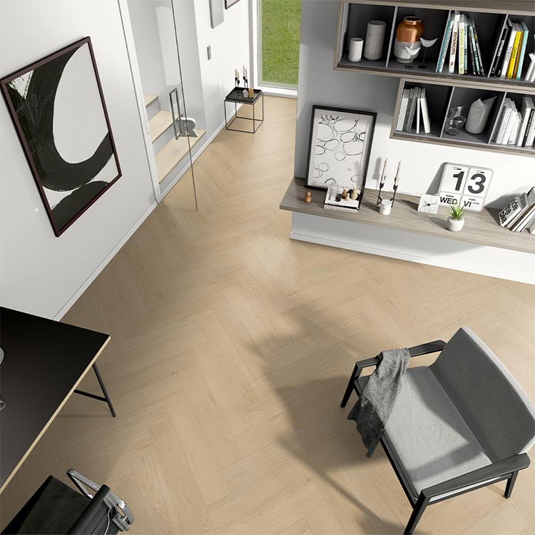 lichte vloer in visgraatpatroon met brede planken in licht beige eiken kleur, moderne woonkamer met grijs stoffen stoel en minimalistisch interieur