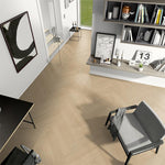 licht eiken vloer met visgraat patroon, brede planken, mat oppervlak en subtiele houtstructuur in een modern interieur