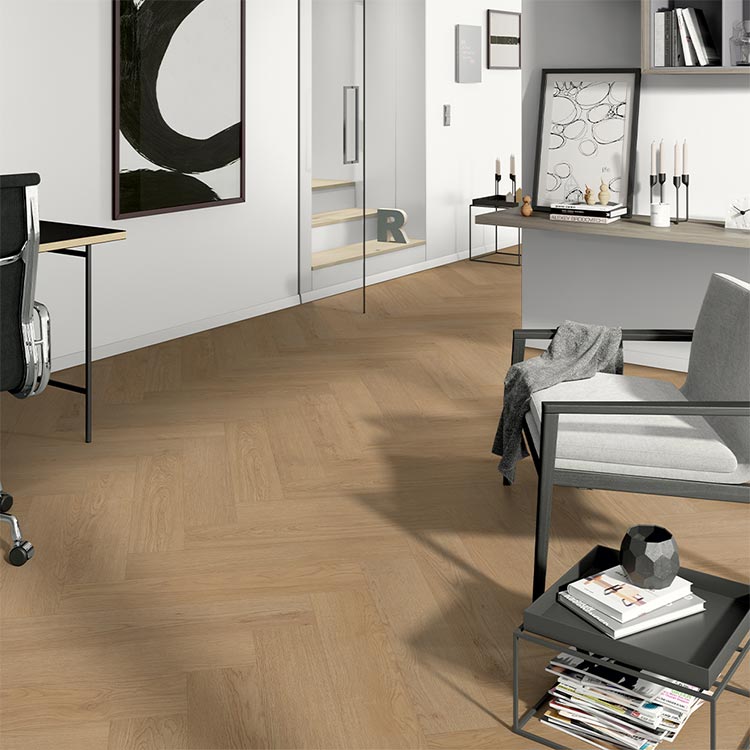 lichte eiken visgraatvloer met fijne houtnerfstructuur in een moderne kantoorruimte met glazen deur en minimalistisch interieur