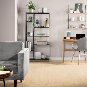 lichte beige eiken vloer met smalle planken en subtiele houtnervenstructuur
