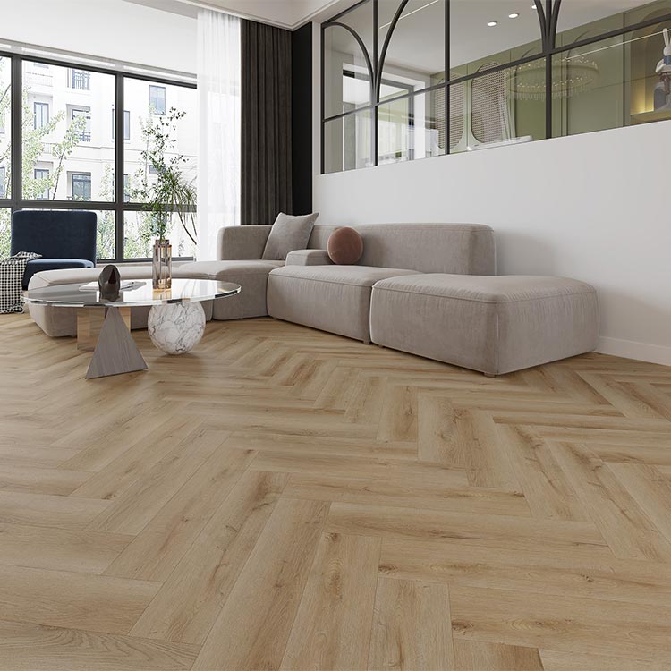 licht eiken vloer in visgraat patroon met subtiele noesten en natuurlijke houtstructuur, gecombineerd met modern grijs beige hoekbank en glazen salontafel met marmeren voet in lichte, ruime woonkamer met veel natuurlijk licht
